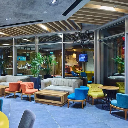 Ibis Airport Hotell 4*