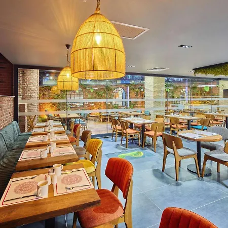 Hotel Ibis Airport 4*