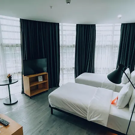 Hotel Ibis Airport 4*