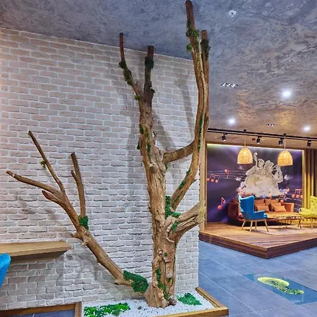 Ibis Airport Hotell 4*