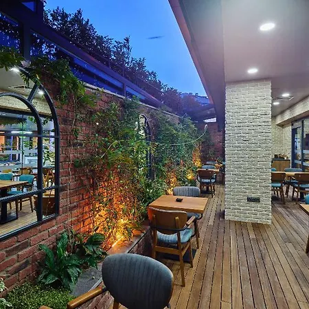 Hotel Ibis Airport 4*